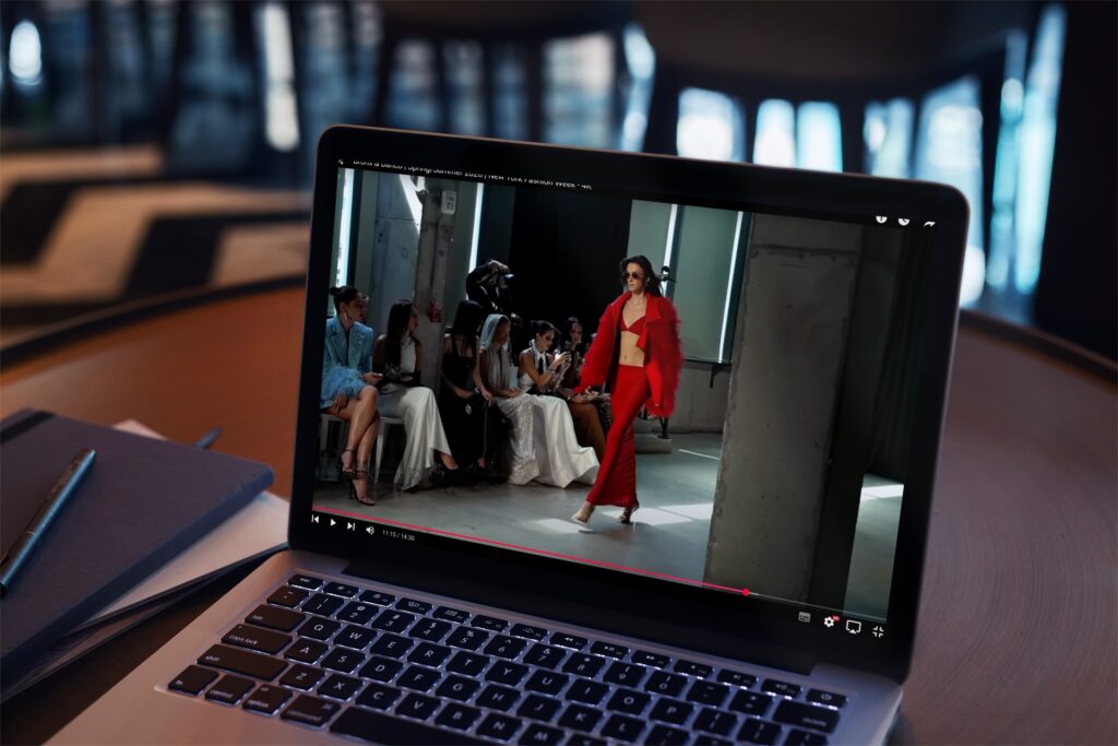 Mac book med bild på visningar av röd dress