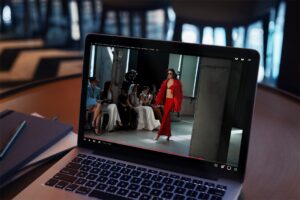 Mac book med bild på visningar av röd dress