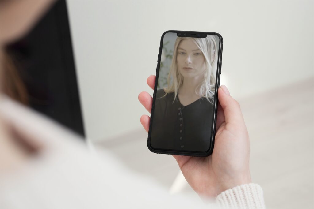 iPhone-med-bild-på-leoni-mannekäng