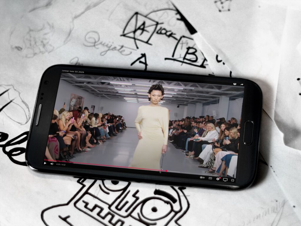 mobile-phone-showing-beatiful-model-klädskolan