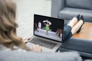 kvinna-ser-milano-ss26-på-dator